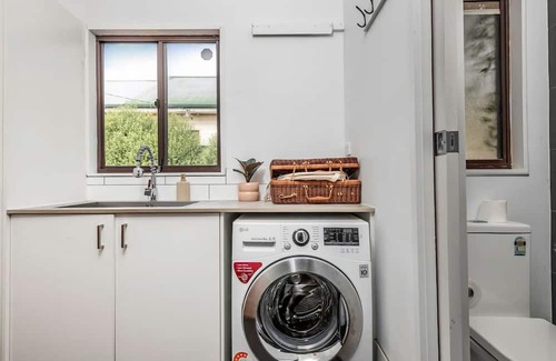 Narrabundah House | Tranquil 3 Bedroom Retreat