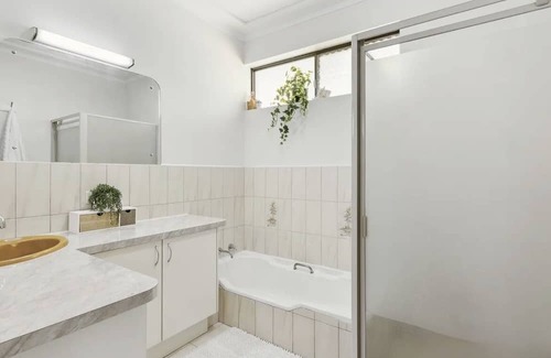 Dianella House | YoucomeAu Youth hostel comfortable two-story building with a swimming pool.
