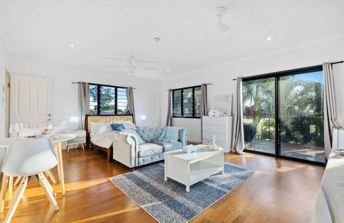 Anula Apartment | Tropical Suite Private kitchen, view of golf court