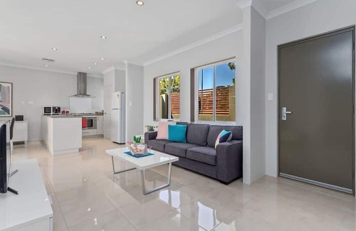 Ardross House | Minimalist suburban villa*Garden City*Family Friendly*