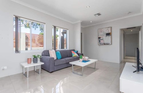 Ardross House | Minimalist suburban villa*Garden City*Family Friendly*