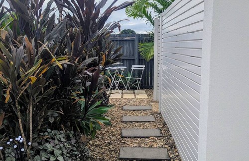 Kewarra Beach House | Modern retreat in beautiful beach suburb of tropical Far North Qld. Dog-friendly