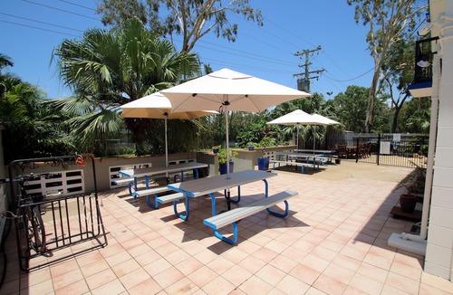Picnic Bay Hotel | Cstay