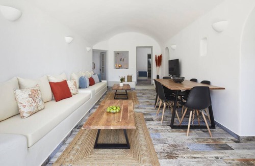 Fira House | El Verano Suites