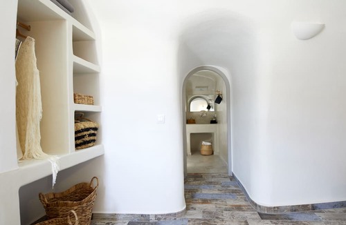 Fira House | El Verano Suites