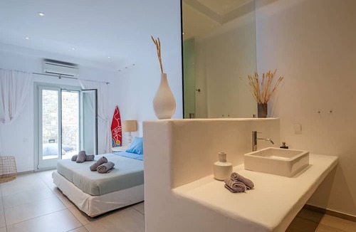 Tourlos Villa | Lux Villa, 5 Master BR, Private Pool, Sunset View!