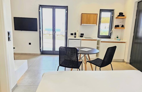 Monolithos House | myLithos Suites