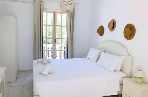 Taxiarchis House | Petrino