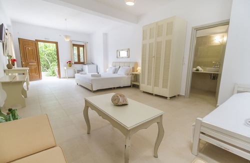 Taxiarchis House | Petrino