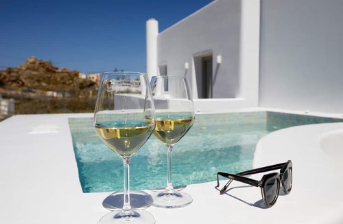 Kamari Hotel | Mountain and Sea Suites