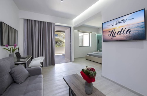 Agia Marina Hotel | xSuites - Adults Only Suites with Private Jacuzzi