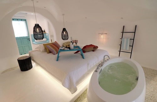 Stelida House | Cave Suites