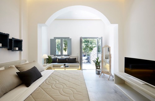 Kamari House | Amara Suites Santorini