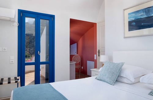 Kamari Villa | Santorini Mystique Garden