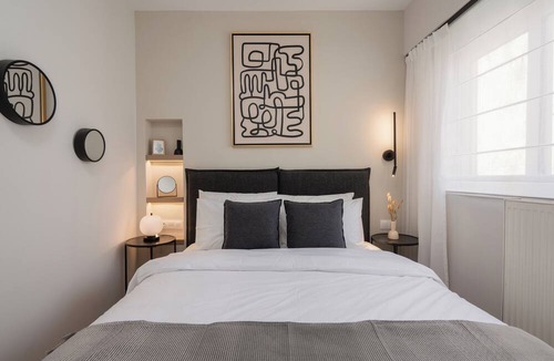 Kallithea Apartment | Modern Apartment in Athens with Balcony