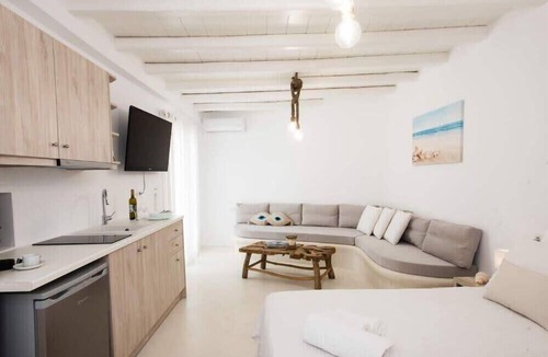 Agios Stefanos Apartment | Romantic Mykonian Oasis Suite w Jacuzzi