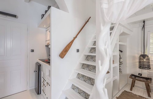 Apollonia House | Captain Zeppos