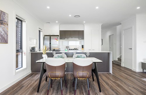 Leppington House | Leppington 5Br house near Woolworths/Tran station