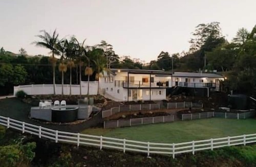 Montville House | Lavish Group Retreat. Pool Sauna Hair/makeup room!