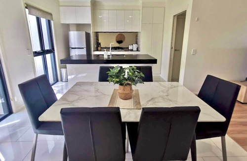Kellyville House | Adorable 3 Br townhouse with wifi & parking