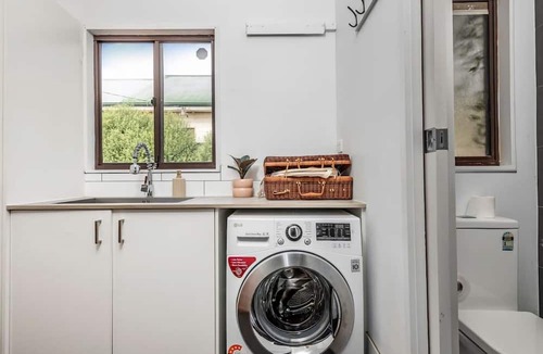Narrabundah House | Tranquil 3 Bedroom Retreat