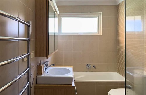 Kareela House | Kareela | Cozy Retreat with Creek Backyard