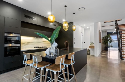 Warana House | Luxurious Waterfront Home