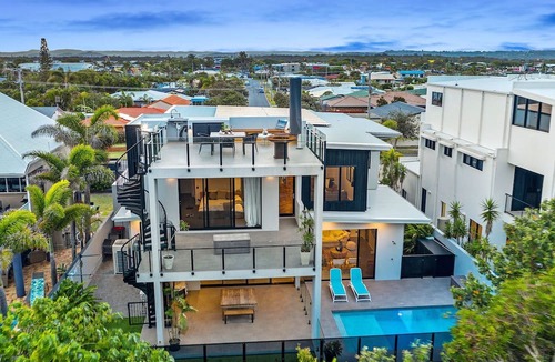 Warana House | Luxurious Waterfront Home