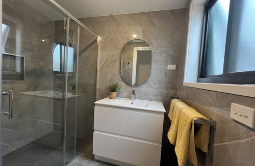 Florey House | New and cozy entire 3 bedroom guesthouse free parking