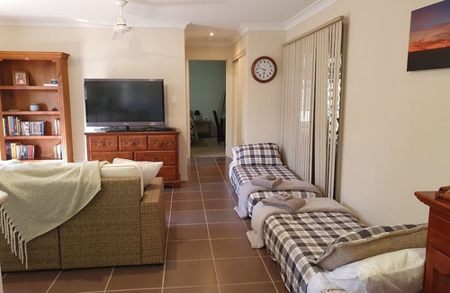 Narangba Apartment | Narnie's Place with Breakfast - Relaxing Guesthouse; Bush, Creek, Walking Tracks