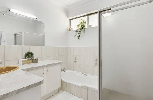 Dianella House | YoucomeAu Youth hostel comfortable two-story building with a swimming pool.