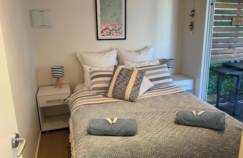 Apollo Bay Cabin | Modern bright seaside cabin in popular tourist park