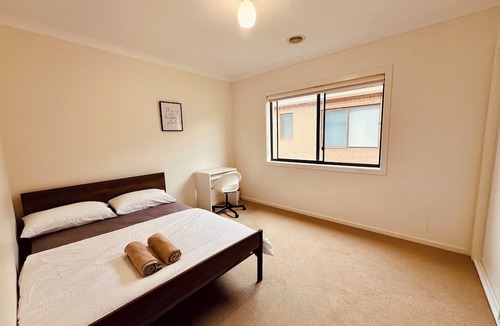 Sanctuary Lakes Villa | Point Cook Landmark Coastal Wetland Park Villa Free Parking and Wi-Fi