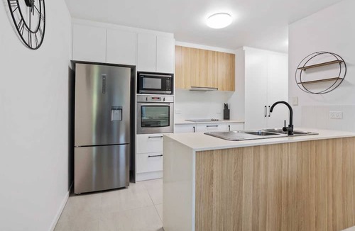 Mermaid Waters Apartment | Indulge in luxury in vibrant Mermaid Beach!