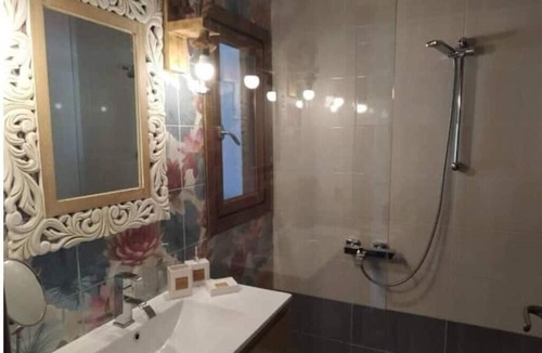 Loutraki Apartment | Apartment 'Unique Loutraki' with Sea View, Wi-Fi and Air Conditioning