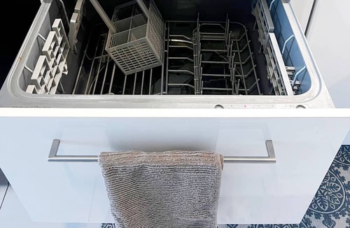 Bowen Hills Apartment | Bowen hills convenience- doorstep to RNA / RBWH, pet friendly!