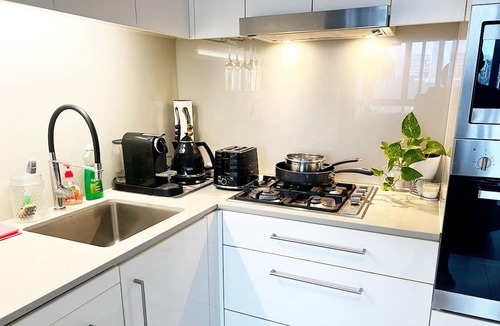 Bowen Hills Apartment | Bowen hills convenience- doorstep to RNA / RBWH, pet friendly!