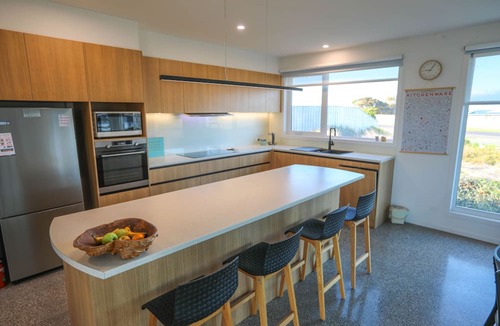 Warrnambool House | Warrnambool's 'Whale View' - FREE EV CHARGER & OUTDOOR POOL