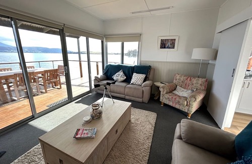 Southern House | Beachfront! New ktichen, bathroom & laundry