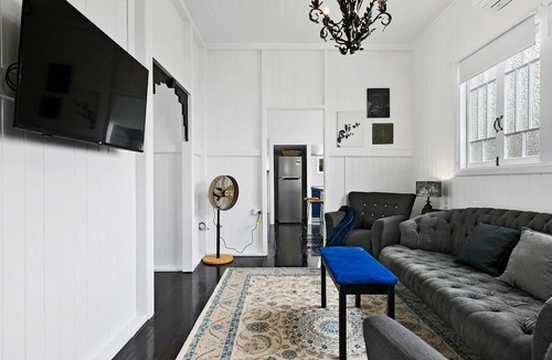 Maryborough House | Retro on walker Near hospital