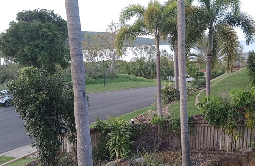 Cannonvale Apartment | Spacious granny flat on the ground floor, close to shops, beaches, town centre.