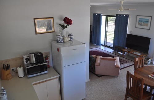 Island Beach Cottage | Nan's Cottage In bush setting 2 min from beach.