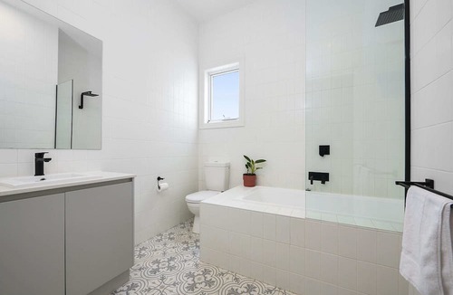 Brunswick North House | Homely Cottage in Davies St - Private Garden