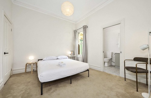 Brunswick North House | Homely Cottage in Davies St - Private Garden