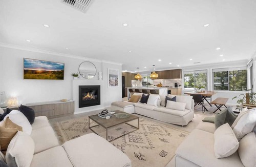 Erowal Bay House | Sunset Waterfront with 3pm Checkout