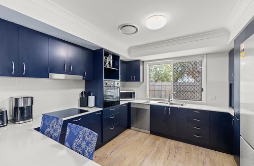 Jacobs Well House | Large new family home: beach 200m, theme parks 15 min, games, garden, BBQ, park