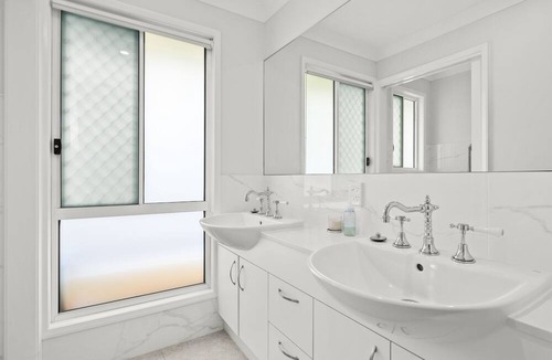 Jacobs Well House | Large new family home: beach 200m, theme parks 15 min, games, garden, BBQ, park