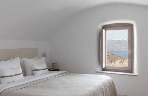 Oia Hotel | Canaves Ena - Small Luxury Hotels of the World