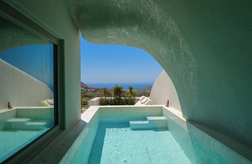 Pyrgos Hotel | Avelora Suites