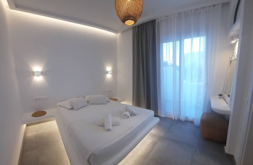 Chrissi Akti Hotel | Blue Dolphin